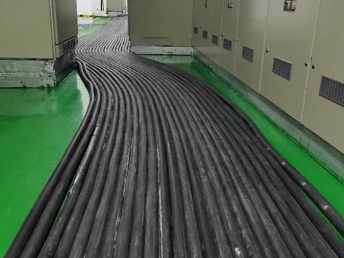 翔安如何根据理论计算公式计算温度对特定电压测量结果的影响？